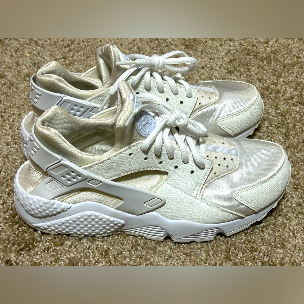 🔥🔥WHITE AND CREAM HUARACHE BY NIKE🔥🔥